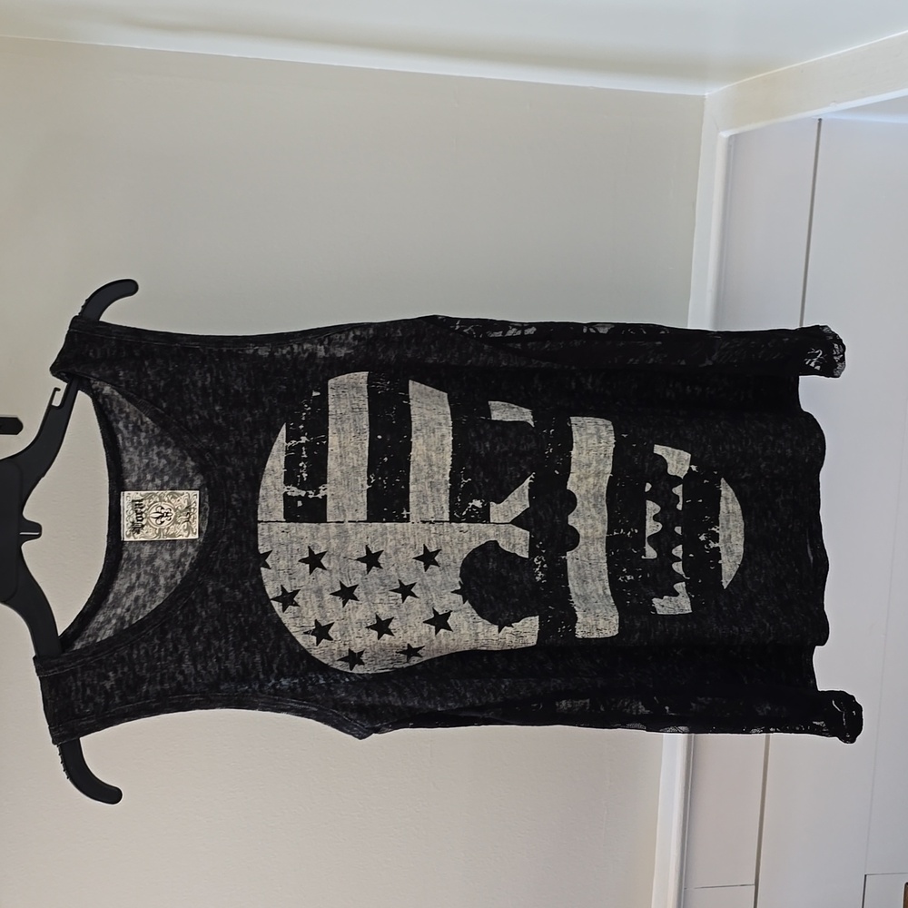 Vocal skull flag tank